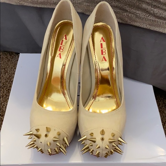 Tan spiked heels - Picture 2 of 3